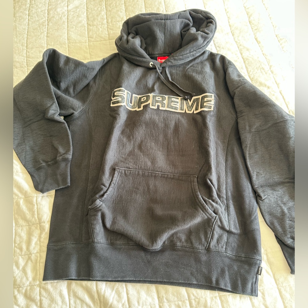 Like new Supreme Men’s Large sweatshirt